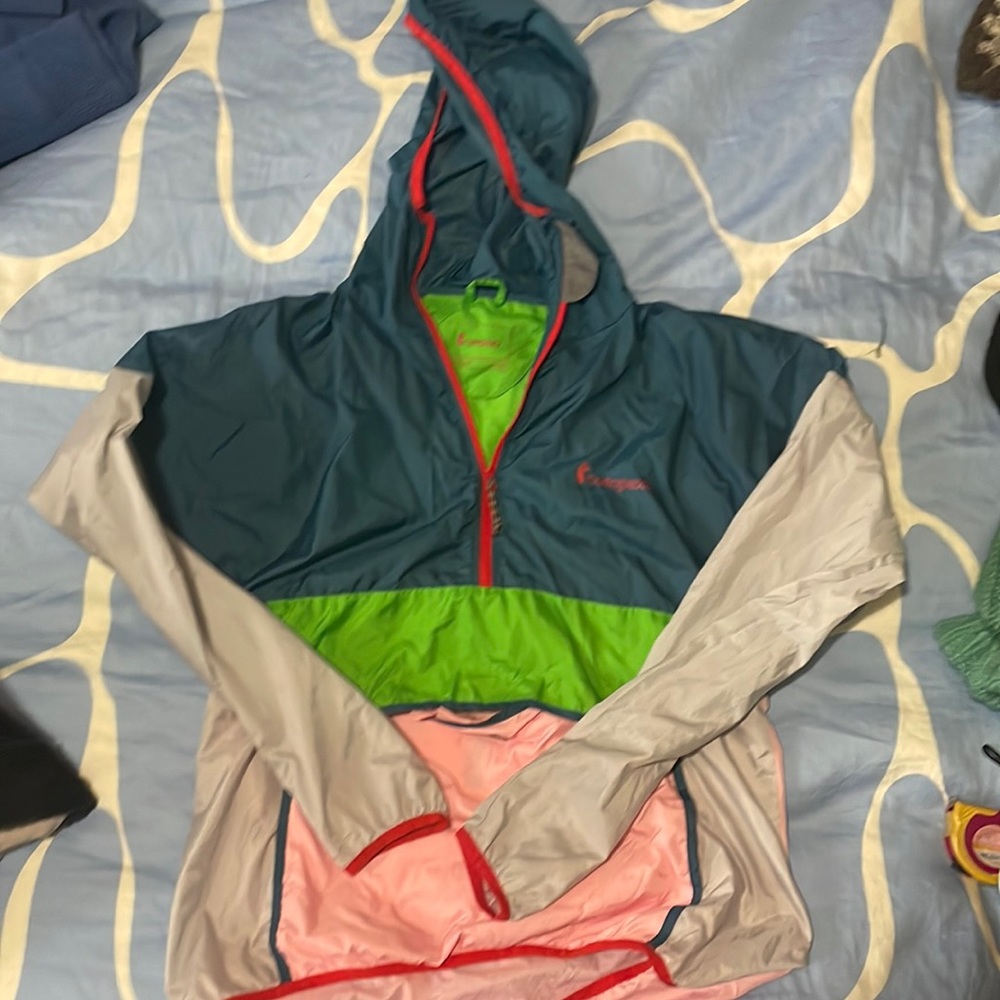 Amazing Cotopaxi windbreaker size medium so many pockets!!